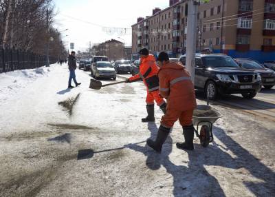 В Южно-Сахалинске борются с гололедицей на тротуарах