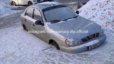 В Самаре машины вмерзли в лед