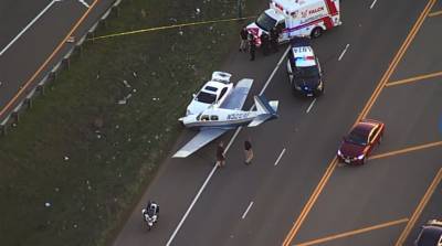 В США легкий самолет аварийно сел на шоссе и попал на видео