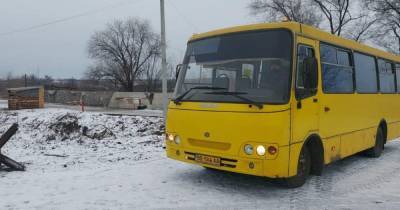 Украина предоставила автобусы для трансфера через КПВВ, но оккупанты сорвали пропуск (фото)