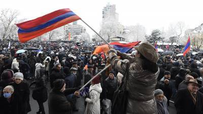 Протестующие ворвались в здание университета в Ереване