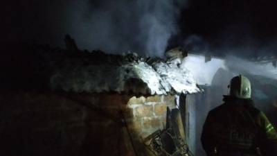 Под Симферополем в частном доме сгорел гараж вместе с автомобилем