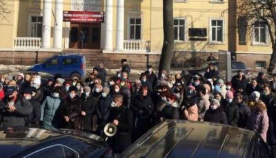 В Тернополе сотни медиков вышли на массовые протесты