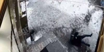 В Киеве на голову курьеру с крыши дома упала снежная глыба — видео