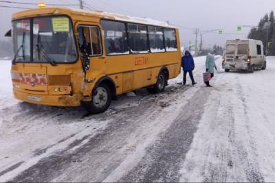 Фото: Ford Transit столкнулся со школьным автобусом в Клясино