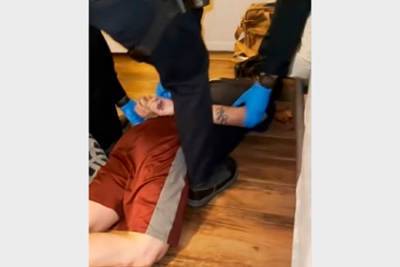 Полицейские в США вновь придушили мужчину коленом и довели его до смерти