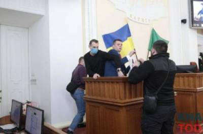 Депутат Харьковского горсовета отказался выступать на украинском и назвал с трибуны Майдан "госпереворотом"