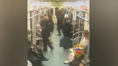 Молодой человек уговорил подростка ограбить женщину в московском метро