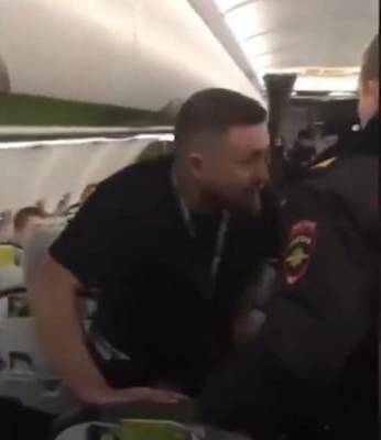 23 февраля двое мужчин, летевших в Москву устроили пьяный дебош