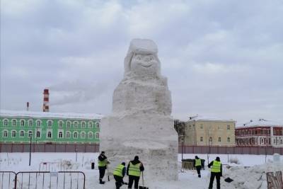 В Туле скульптор приступил к созданию снеговика-гиганта на Казанской набережной