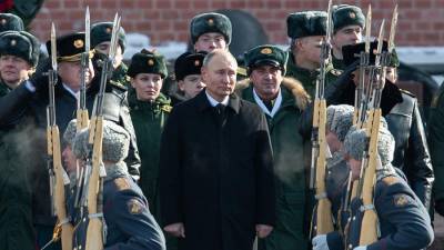 Песков объяснил нахождение Путина на морозе без шапки