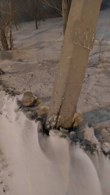 В Челябинске из-за непогоды повалило столб и сорвало новогоднюю иллюминацию