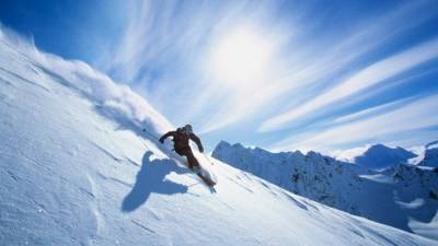 Экстремальное падение лыжника в восьмиметровую яму в горах Сочи попало на видео