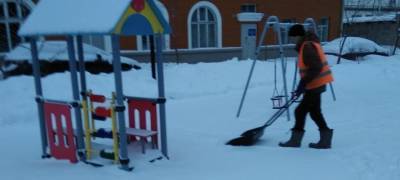 В Петрозаводске дворники убирают снег с лестниц и детских площадок