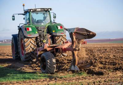 Сельхозпредприятия страны получат более 2 млрд рублей на организацию весенних полевых работ