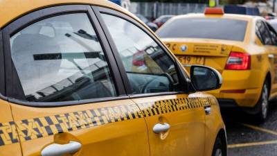 Пассажир заплатил почти 100 тыс. рублей за поездку на такси от ночного клуба в Москве