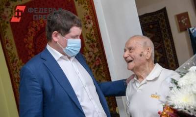 Свердловский вице-губернатор поздравил со 100-летним юбилеем ветерана ВОВ