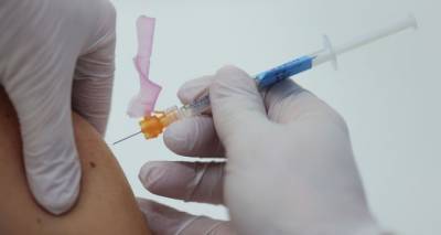 Латвийских врачей научат делать прививки за 50 тысяч евро