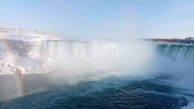 Ниагарский водопад покрылся льдом — видео