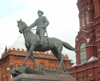 Лихач на «Жигулях» прокатился по пешеходной зоне у стен Кремля