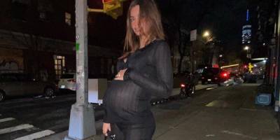 На последнем месяце беременности. Эмили Ратаковски прогулялась в прозрачном наряде