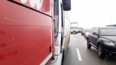 Отвлекся и влетел: в Киеве автобус въехал в грузовик – фото