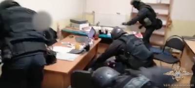 В Карелии полиция задержала коммерсантов, навязывающих старикам установку фильтров для воды (ВИДЕО)