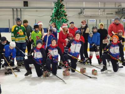 Дети с аутизмом в Липецке учатся играть в хоккей