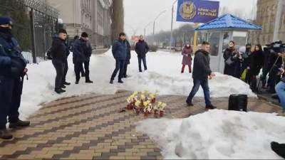 Радикалы устроили очередную акцию под посольством России в Киеве