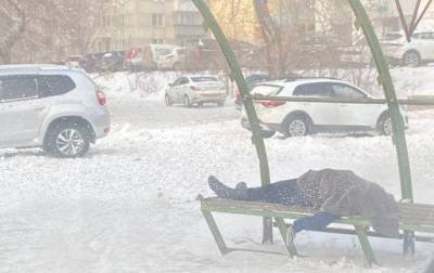 В Челябинске на улице умерла пожилая женщина
