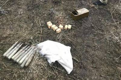 Вблизи Новотроицкого пограничники обнаружили схрон с боеприпасами