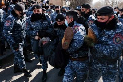 В Ереване оппозиционеры проводят акции протеста у ряда вузов