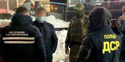 Замначальника управления Львовской ОГА попался на вымогательстве отката