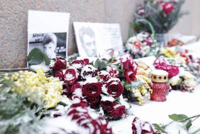 У Кремля начали восстанавливать мемориал на месте убийства Бориса Немцова