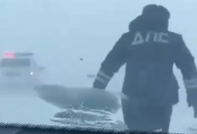Сеть обсуждает видео с сотрудником ДПС, в снежную бурю показавшего дорогу застрявшим машинам