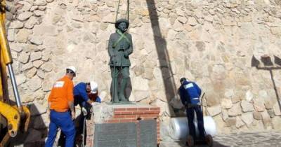 В Испании снесли последний памятник диктатору Франсиско Франко (фото, видео)