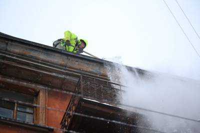 В Петербурге в усиленном режиме начали чистить кровли зданий