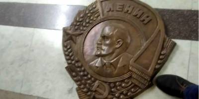 В Харьковском горсовете демонтировали орден Ленина. Полиция назвала это «нарушением» — видео