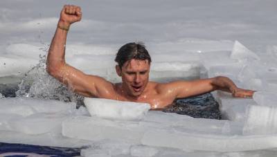 Сумасшедший мировой рекорд: чешский спортсмен проплыл 81 метр подо льдом – видео