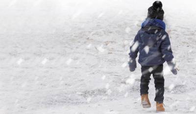 40 минут на морозе: 5-летнюю девочку высадили из автобуса на пустой остановке