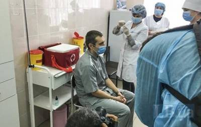 Первые медики-добровольцы привились ковид-вакциной в Украине