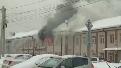 Новости на "России 24". Сильный пожар тушили в одном из крупнейших торговых центров Горно-Алтайска