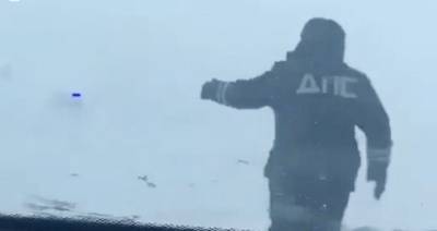 На оренбургской трассе инспекторы ДПС помогли вывести автомобили из снежного плена