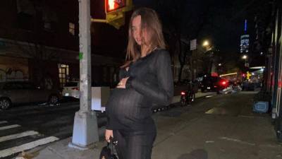 Беременная Эмили Ратаковски за считанные дни до родов вышла в свет в прозрачном костюме: фото