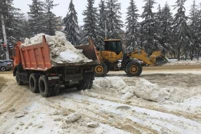 В Ставрополе коммунальная техника круглосуточно убирает снег