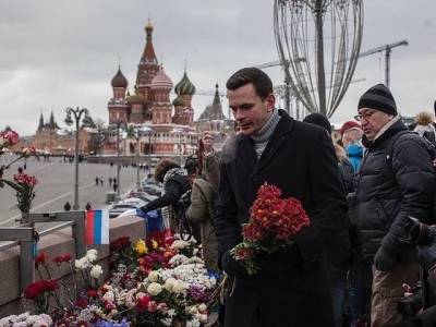 Мэрия назвала разгон мемориала Немцова "недоразумением". Возложить цветы разрешили