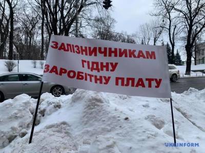 Пока рядовых работников Укрзализныци лишали премий и зарплат, Набсовет купался в деньгах. Шокирующие данные о ЗП бездельников