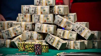 Звездные хайроллеры разыграли 1,8 миллиона долларов за финальным столом