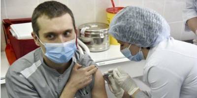 «Ничего не почувствовал». Первый в Украине вакцинированный от COVID-19 врач рассказал о самочувствии