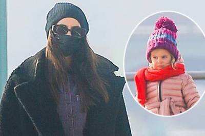 Одним солнечным зимним днем: Ирина Шейк с дочерью Леей на прогулке в Нью-Йорке